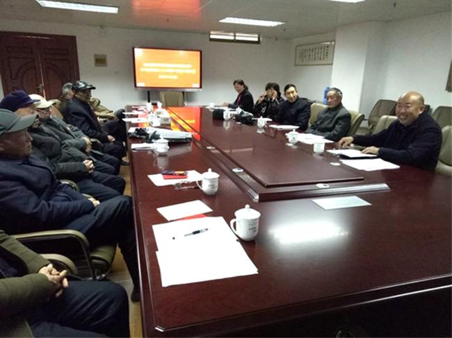 老党员学习十九大会议精神.jpg 老党员学习十九大会议精神.jpg