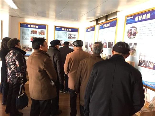 老党员参观学前教育研究所.jpg 老党员参观学前教育研究所.jpg