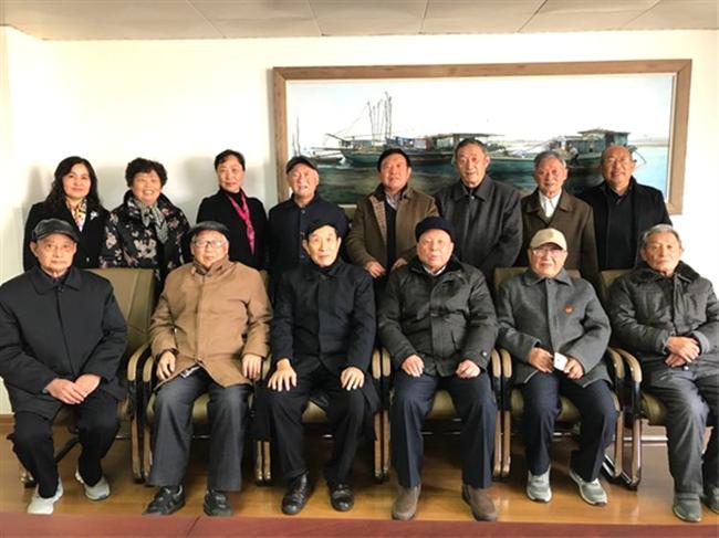 老党员合影.jpg 老党员合影.jpg
